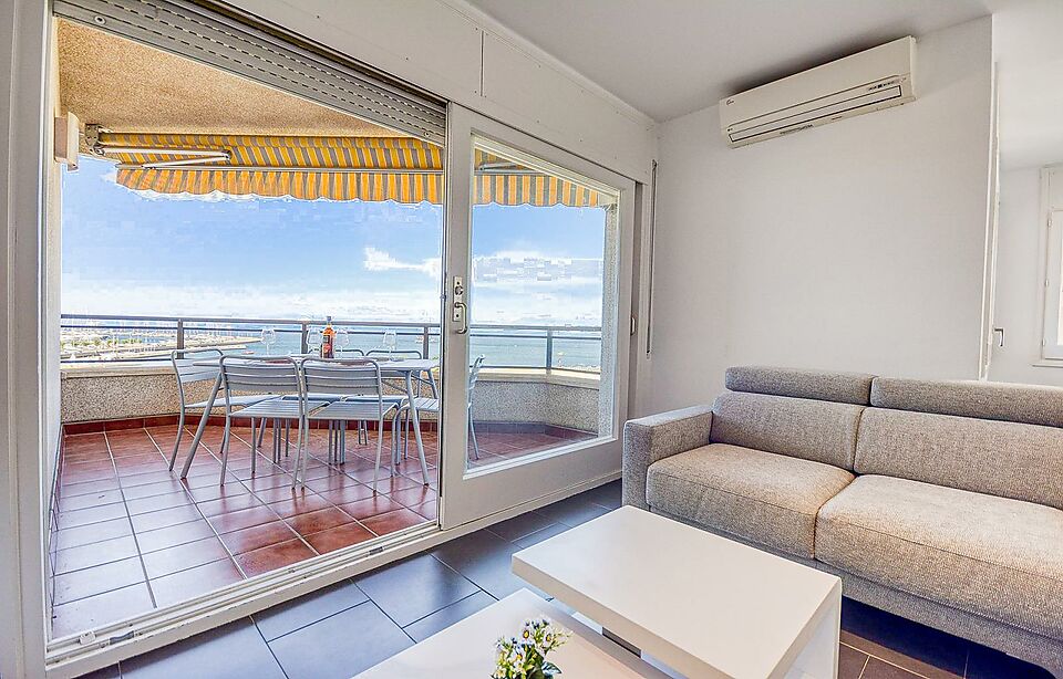 Spectacular apartment for sale on the seafront in the center of Roses