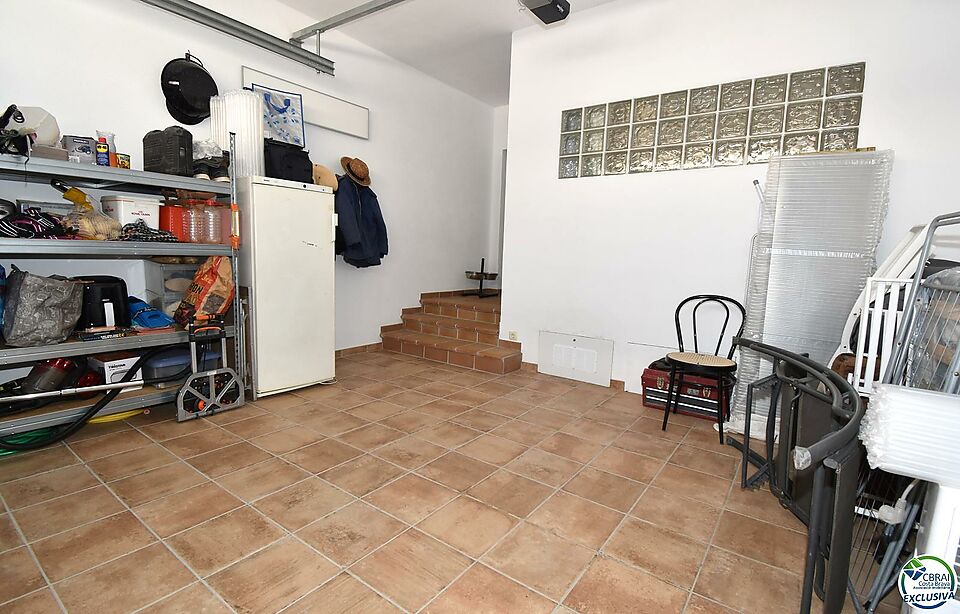 EMPURIABRAVA: Casa nova de dos dormitoris, pati, i garatge en venda