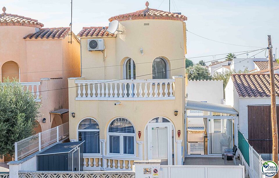 House with 4 bedrooms and swimming pool a few metres from the centre and the beach.