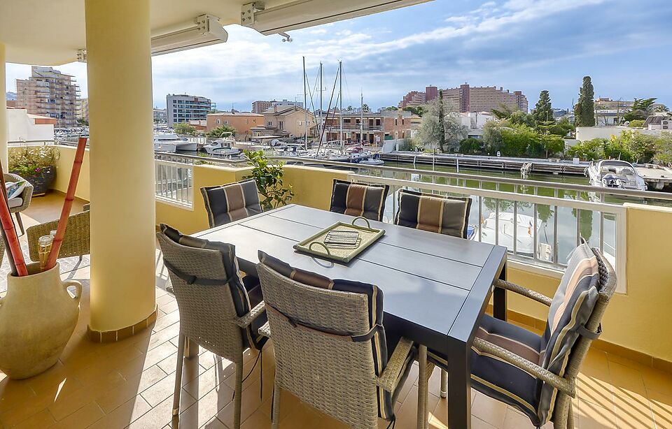 Beautiful and spacious apartment fully renovated with canal views and garage