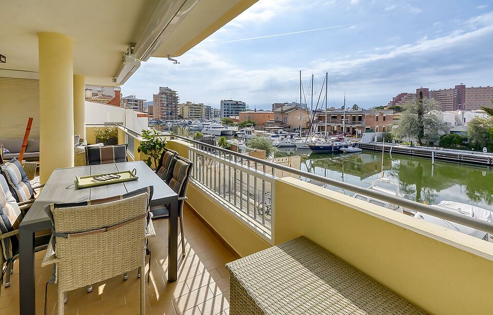 Beautiful and spacious apartment fully renovated with canal views and garage