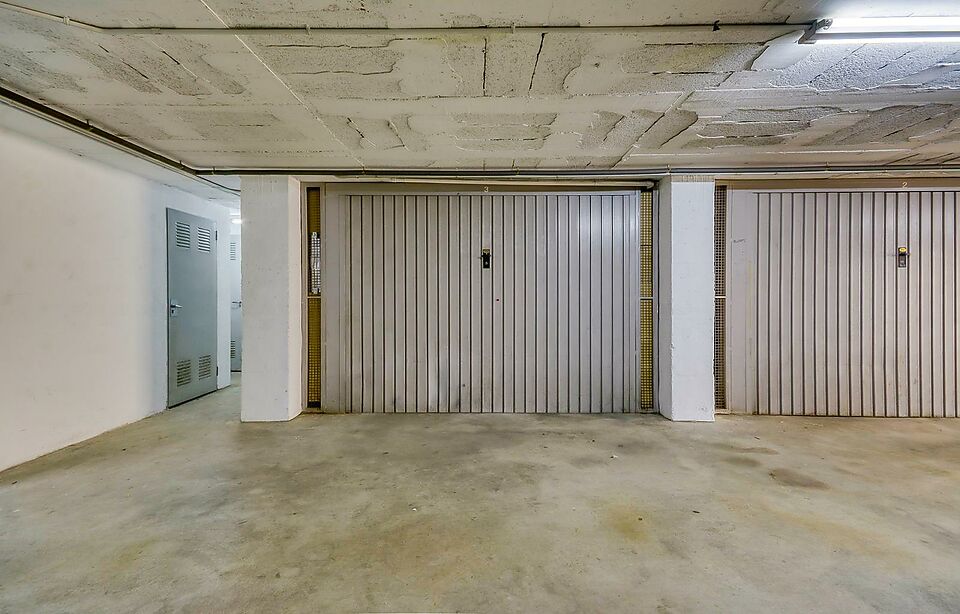 Schöne und geräumige Wohnung komplett renoviert mit Kanalblick und Garage