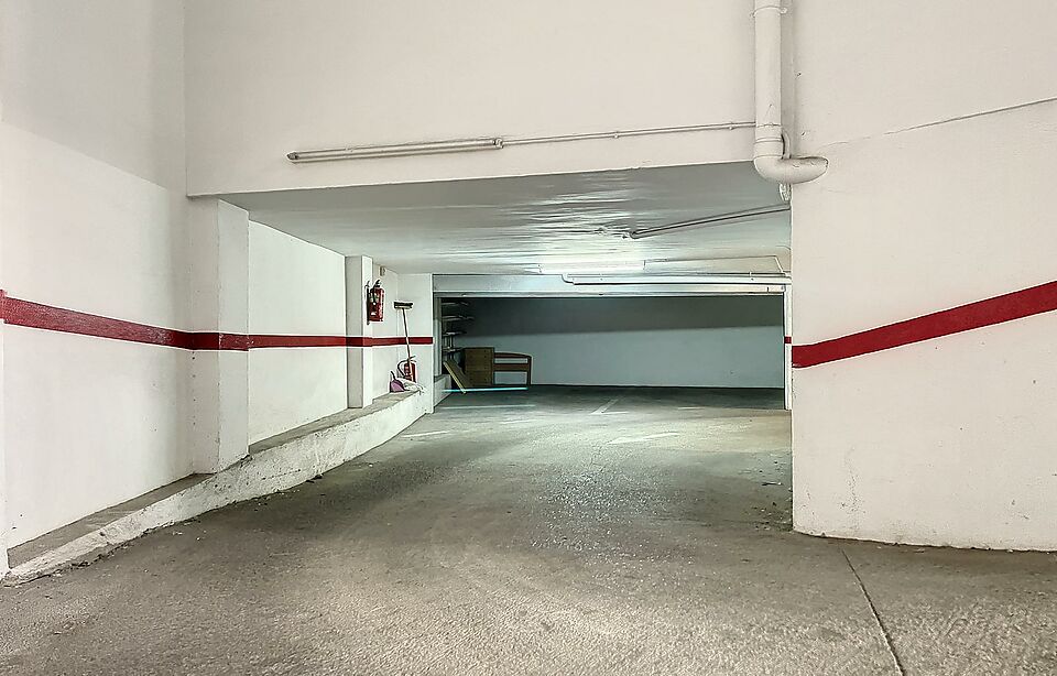 Very large and secure garage for 2 cars, in the center of Roses, nearly the beach