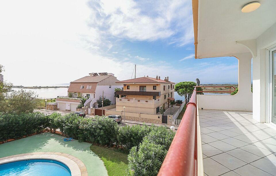Nice apartment with sea views and community pool.