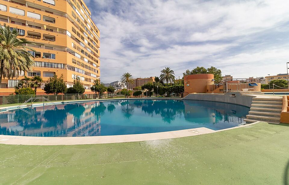 Bonito apartamento con vistas al mar y piscina comunitaria.