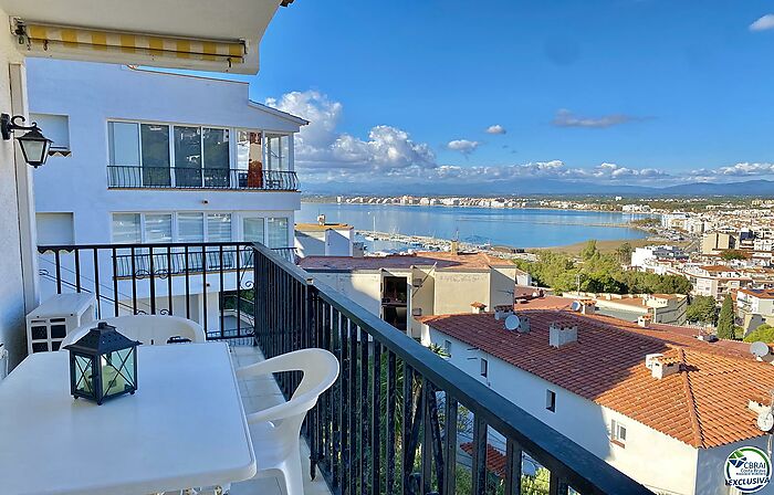 Bonic apartament al Puig Rom amb increïbles vistes al mar i pàrquing privat