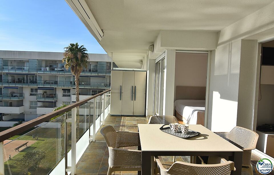 Apartment in Roses, Santa Margarita, mit Parkplatz und privatem Tiefgaragenraum.