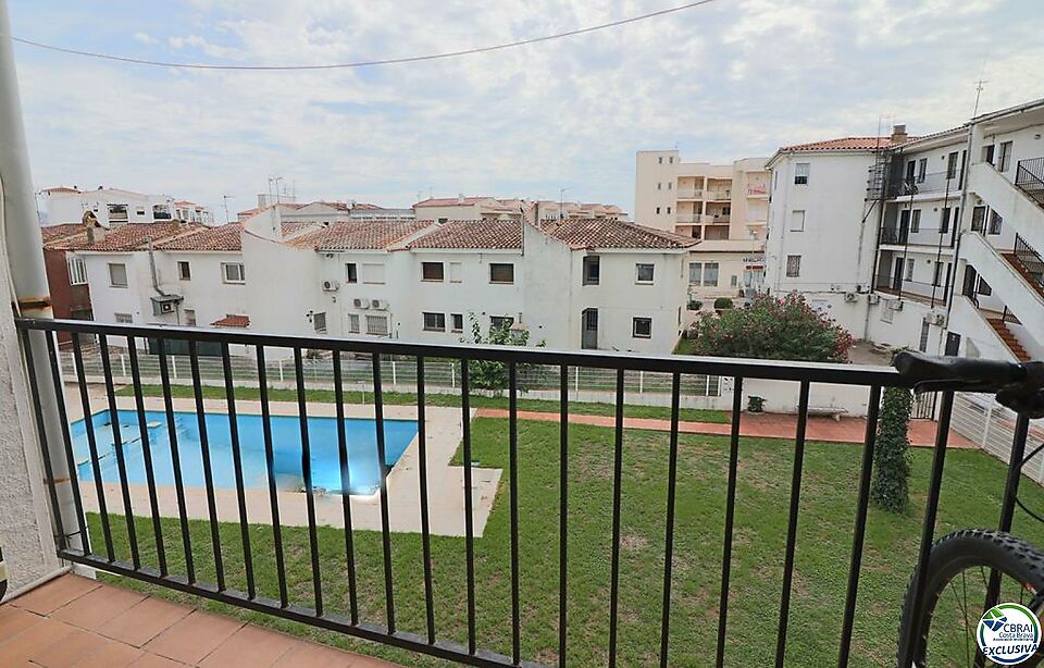Apartament de 1 dormitori amb jardí i piscina comunitària