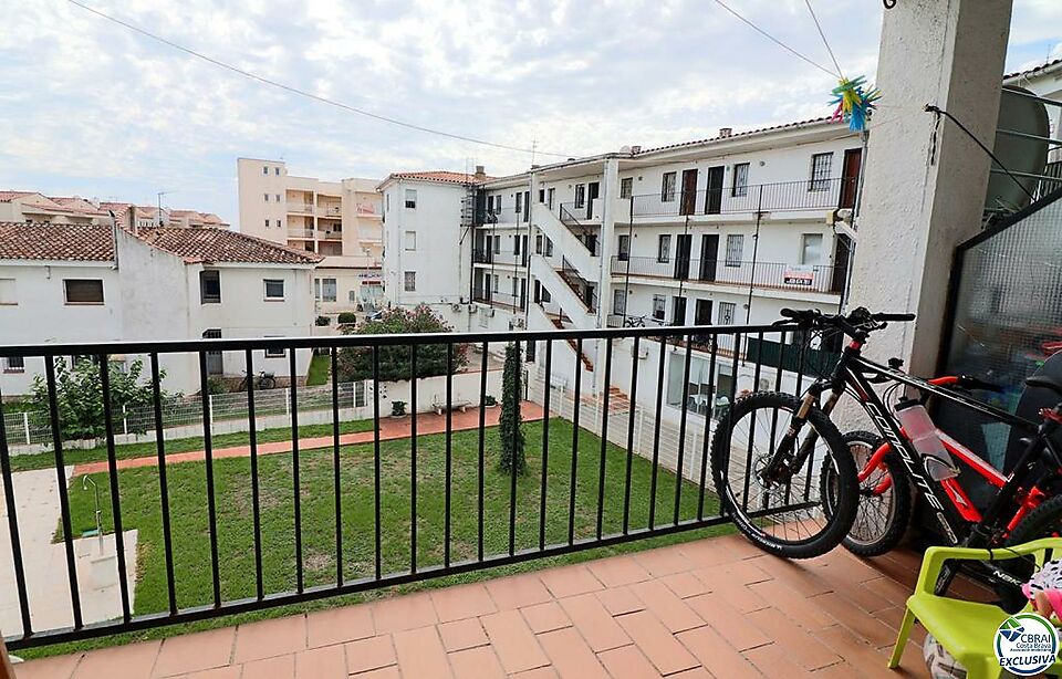 1 bedroom flat with communal garden and swimming pool