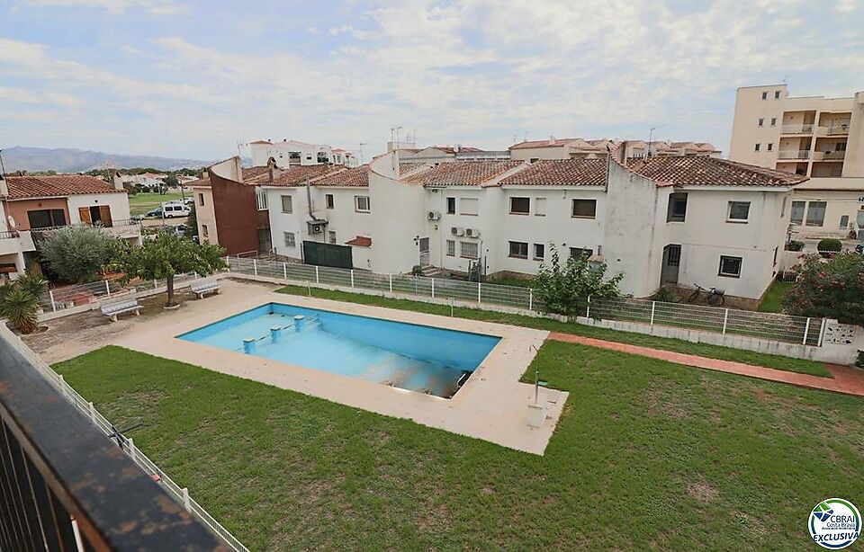 1 bedroom flat with communal garden and swimming pool