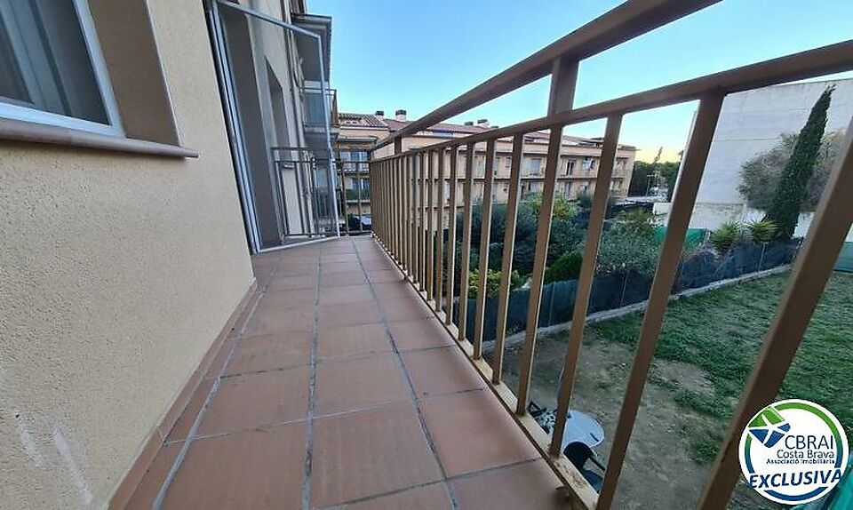 Apartment in Figueres near court