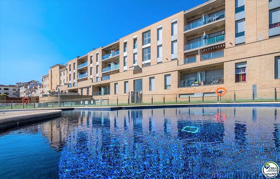 Apartamento planta baja con parking y piscina comunitaria