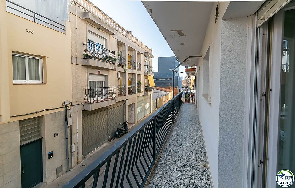 Nice apartment in the center of Roses with 3 double bedrooms.
