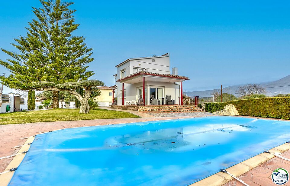 Propietat de somni a Mas Matas, Roses: Casa independent amb terreny ampli i piscina privada!