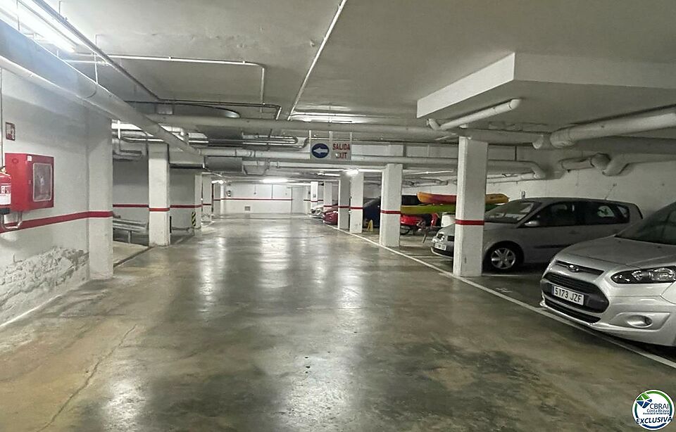 UNDERGROUND PARKING PLACE CENTRO ROSES NEAR THE BUS STATION IN A NEW BUILDING, SUPERVISED AND VERY CAREFUL.
