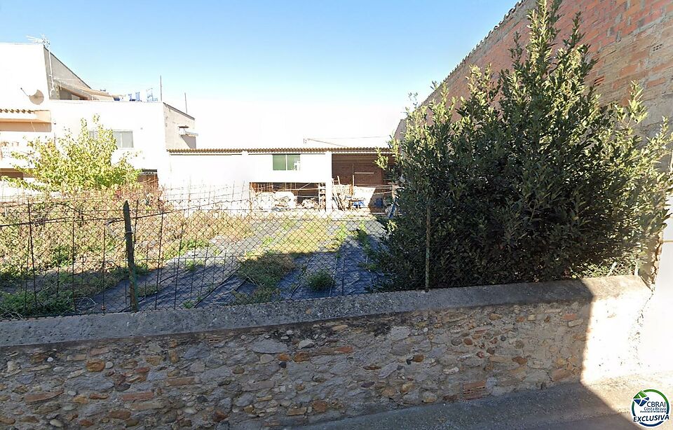 ???? Unique Opportunity in Vilamacolum: 546m2 Plot with Charming Barn ????