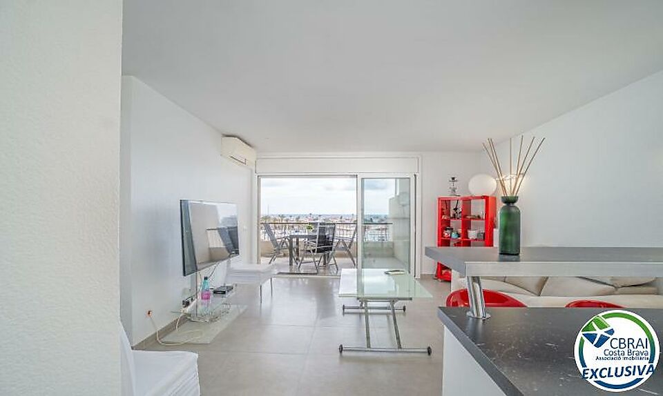 PORT GREC Renoviertes Apartment mit 2 Schlafzimmern, großer Terrasse und Blick auf das Meer und den Kanal