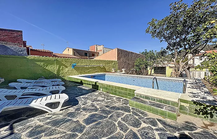 Beeindruckendes 325 m² großes Stadthaus mit privatem Pool und 526 m² großem Grundstück im Zentrum von Palau Saverdera