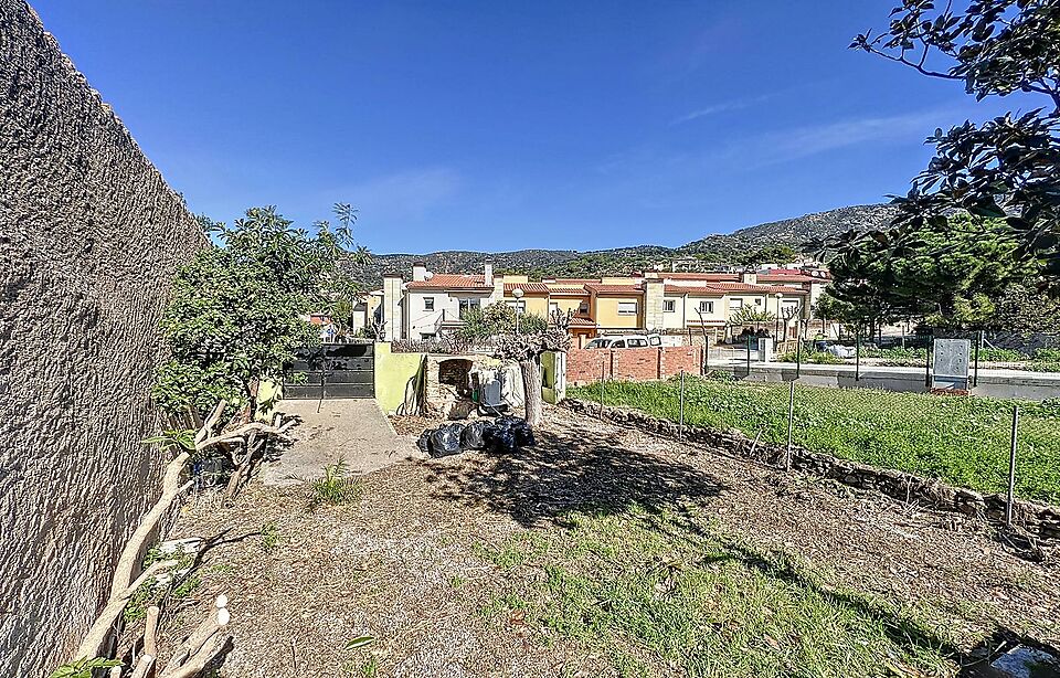 Impressive 325m2 town house, with its private pool, and its 526m2 plot, in the center of Palau Saverdera