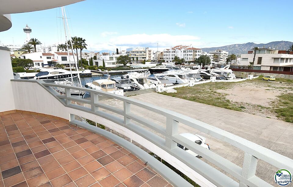 Exclusive complex of six houses with moorings on the seafront