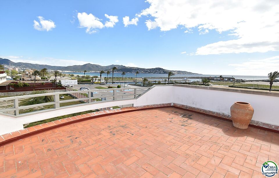 Exclusive complex of six houses with moorings on the seafront