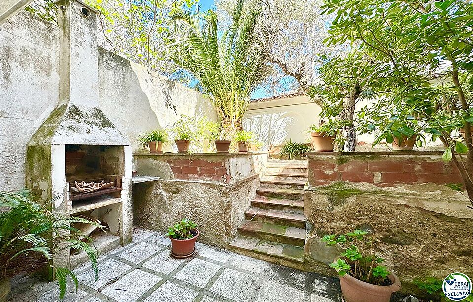 Spacious Town House in the Heart of Roses with Private Garden and large garage.