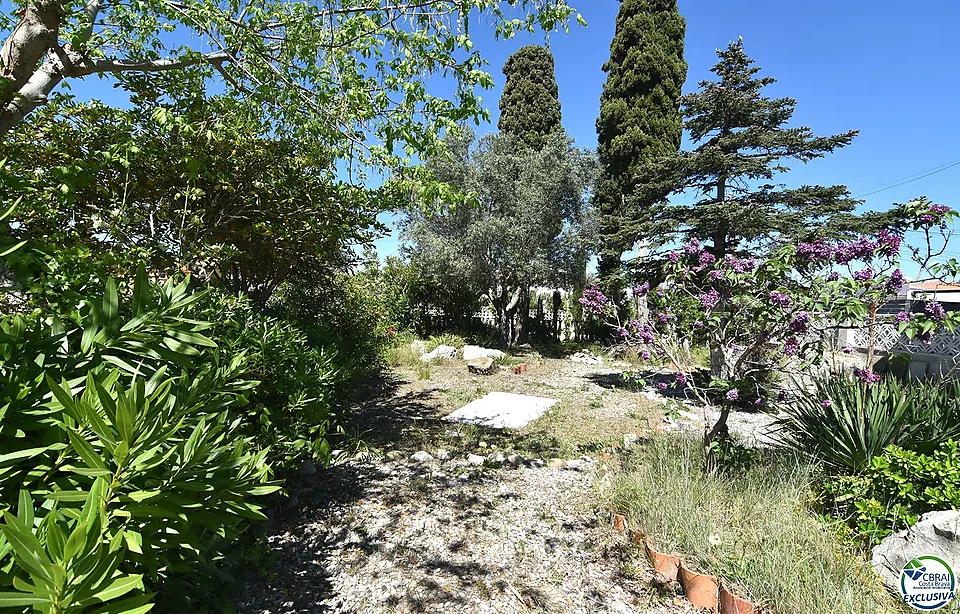 Oportunitat un pis a renovar a Santa Margarida, Roses, amb un ampli jardí privat de 207 m2.