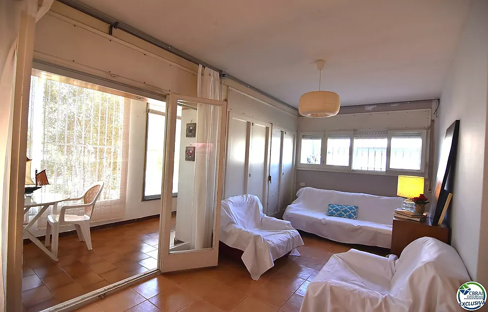 Opportunity an apartment to renovate in Santa Margarita, Roses, with a large private garden of 207 m2.