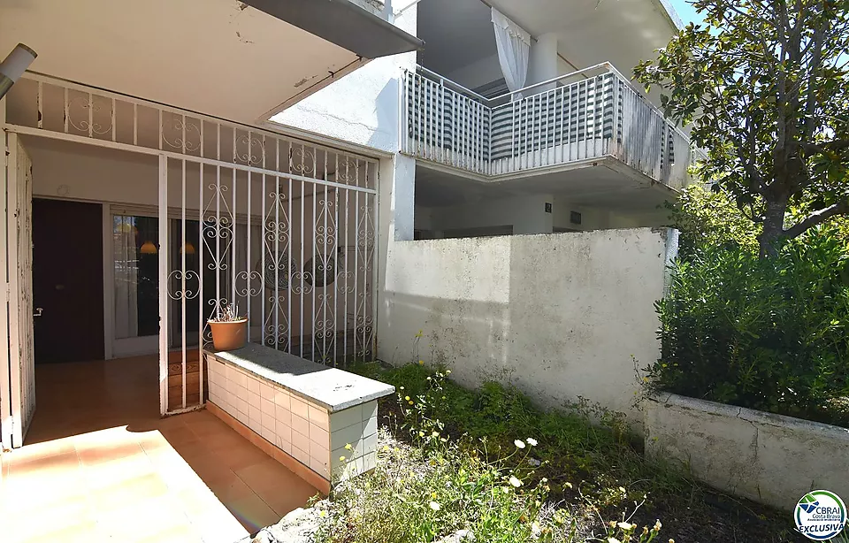 Opportunité de rénover un appartement à Santa Margarita, Roses, avec un grand jardin privé de 207 m².