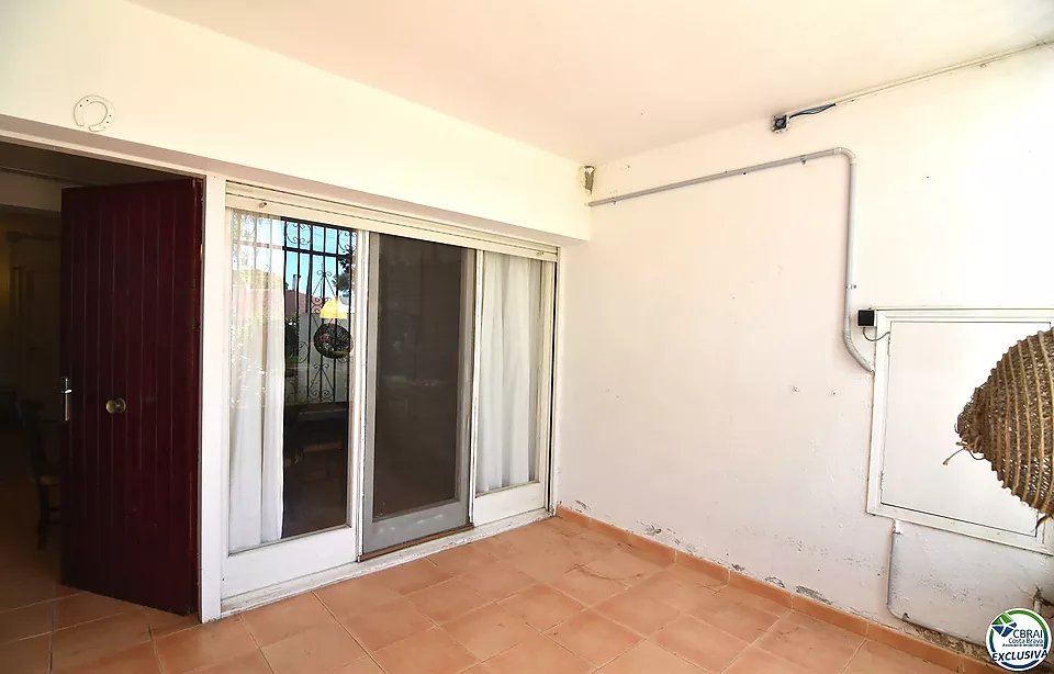 Opportunity an apartment to renovate in Santa Margarita, Roses, with a large private garden of 207 m2.
