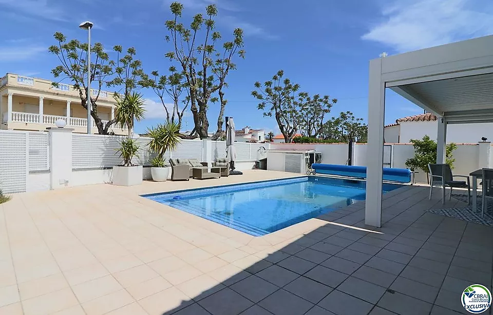 Villa with Tourist License,  Pool, and 4 Bedrooms on Ground Floor