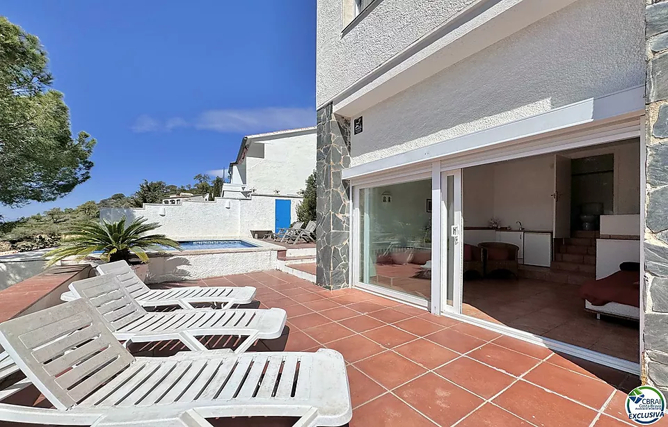 House with sea view, swimming pool and tourist license