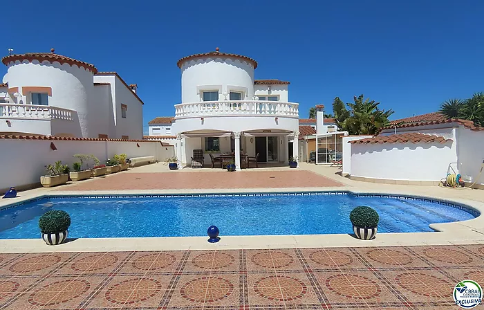 House on the canal with 500 sqm of land and south side for sale in Empuriabrava