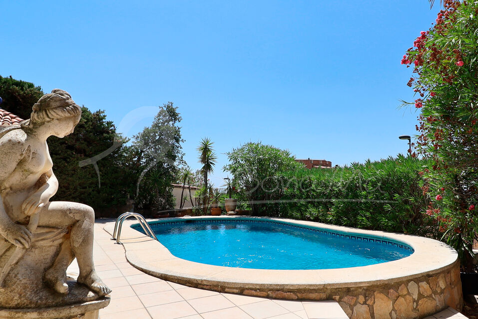 Casa amb caràcter, vistes i piscina a Can Isaac, Palau Saverdera.
