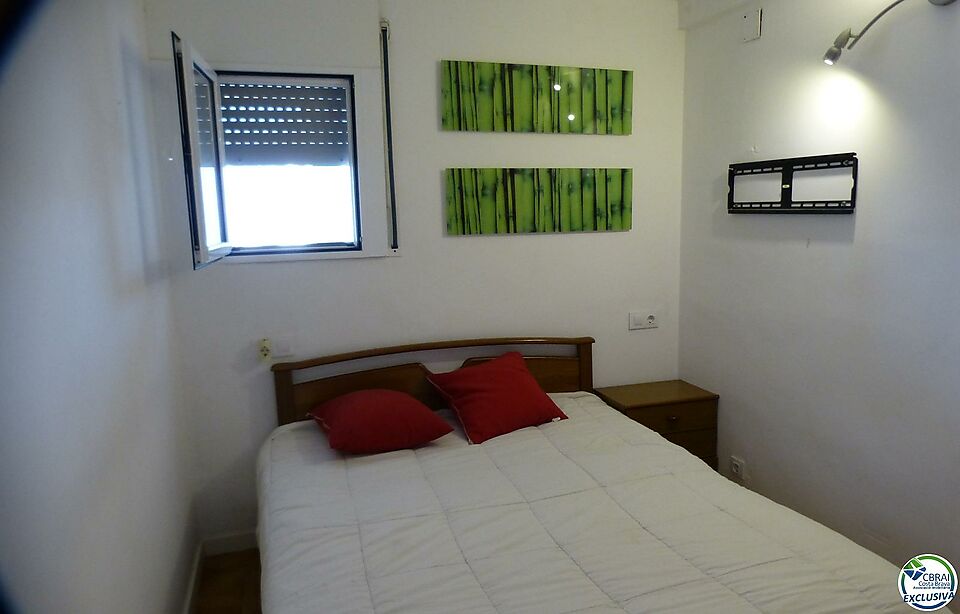 Large apartment for sale , 1 bedroom, canal view, mooring of 2,4 x 5,5 m , Port Emporda area in Empuriabrava