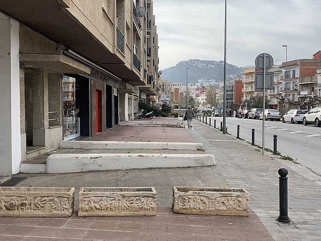 The Gran Via sidewalk will be unified and landscaped to improve the image and traffic of the center of Roses