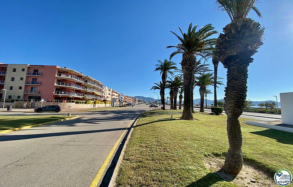 Attractive 2-bedroom flat, tastefully furnished and renovated, with private parking, located close to the beach and shops.