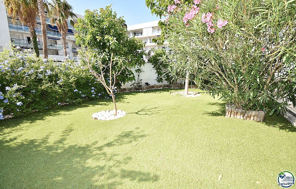Appartement rez-de-chaussée avec jardin privé et piscine commune