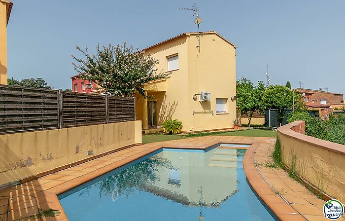 Nice house with pool in a quiet environment in Mas Pau