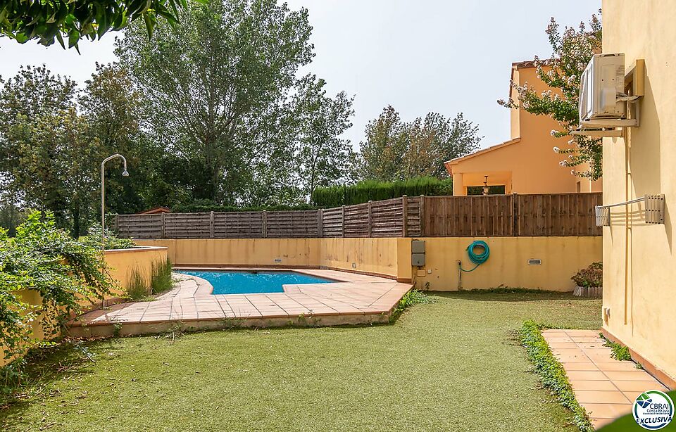 Bonica casa amb piscina en un entorn tranquil a Mas Pau