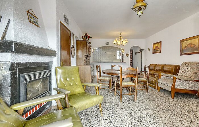Semi-detached house in Empuriabrava with 3 bedrooms, terrace and garage