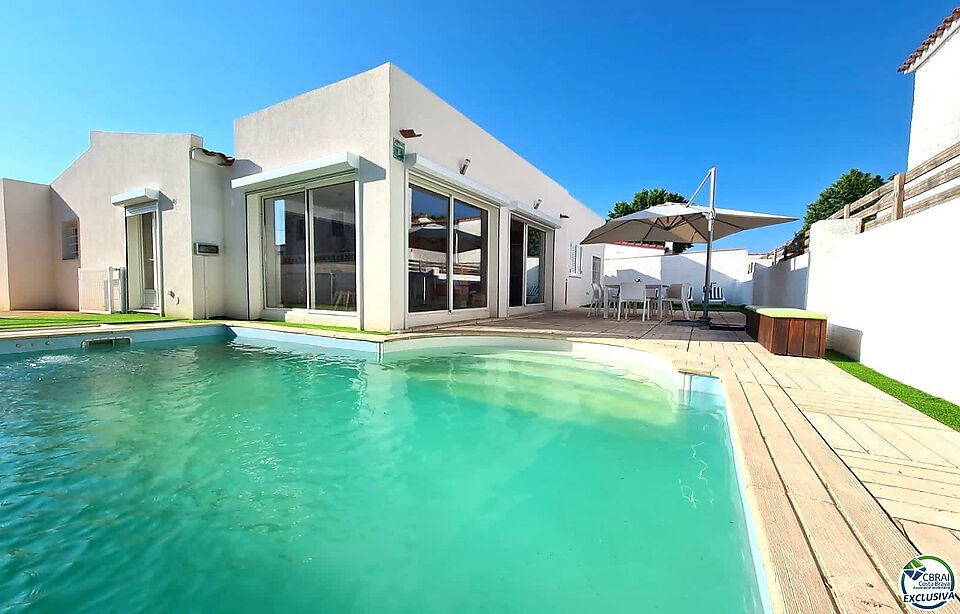 Modernes einstöckiges Haus mit privatem Pool