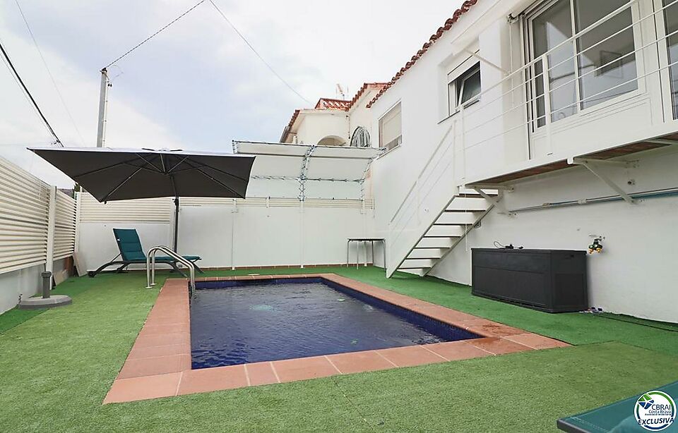 Acollidora casa als Grecs de Roses amb piscina privada