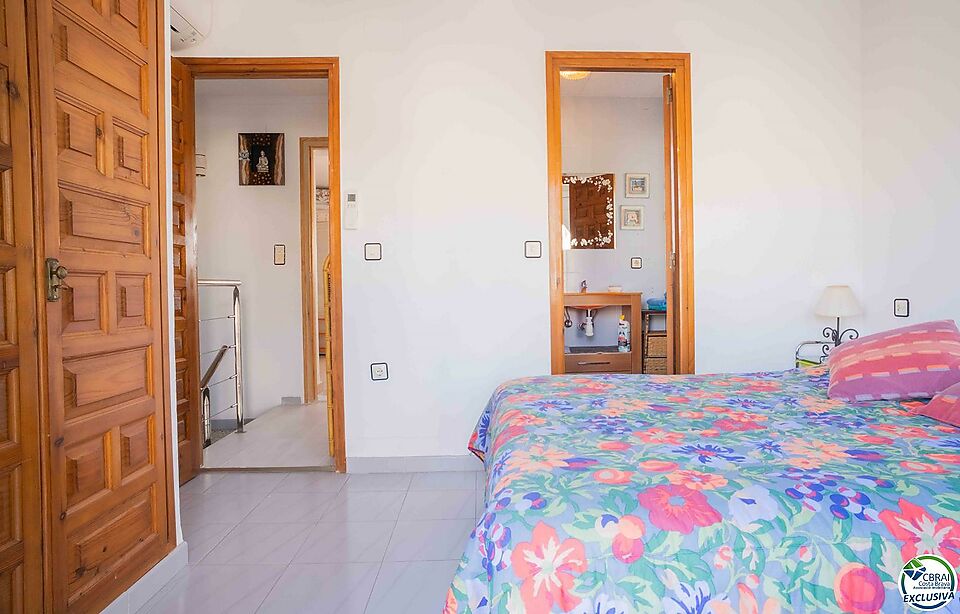 House with 4 bedrooms and swimming pool a few metres from the centre and the beach.