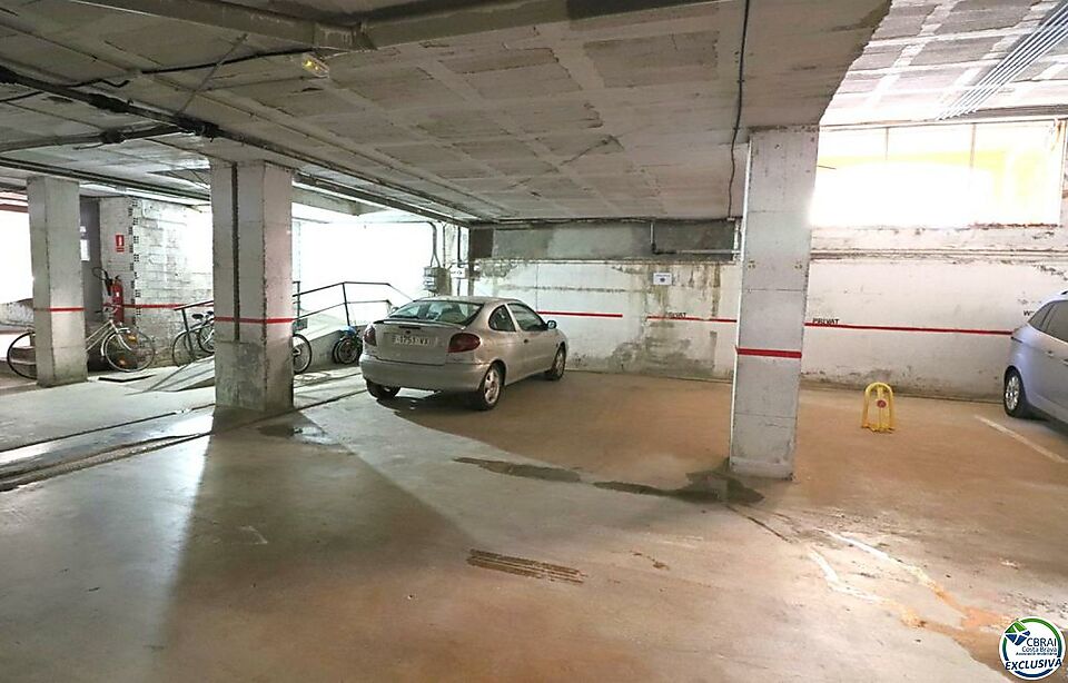 Parkplatz in Gran Reserva im Untergeschoss des Gebäudes