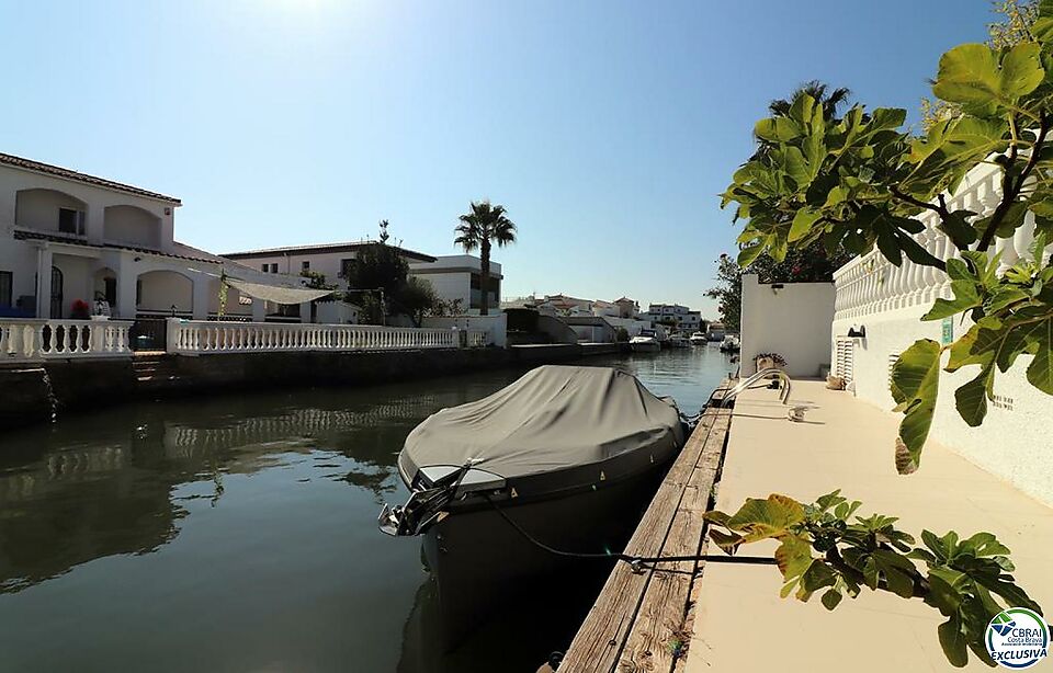 Àmplia Vila al canal amb amarratge de 12 m, amb apartament convidats