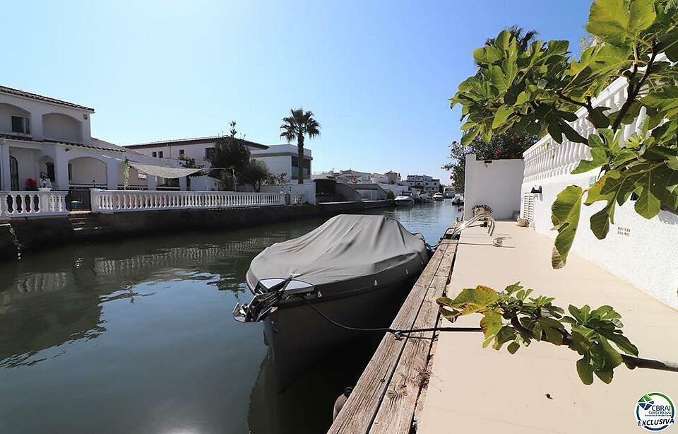 Villa sur le canal avec 12 m d´amarrage, avec appartement d´invité