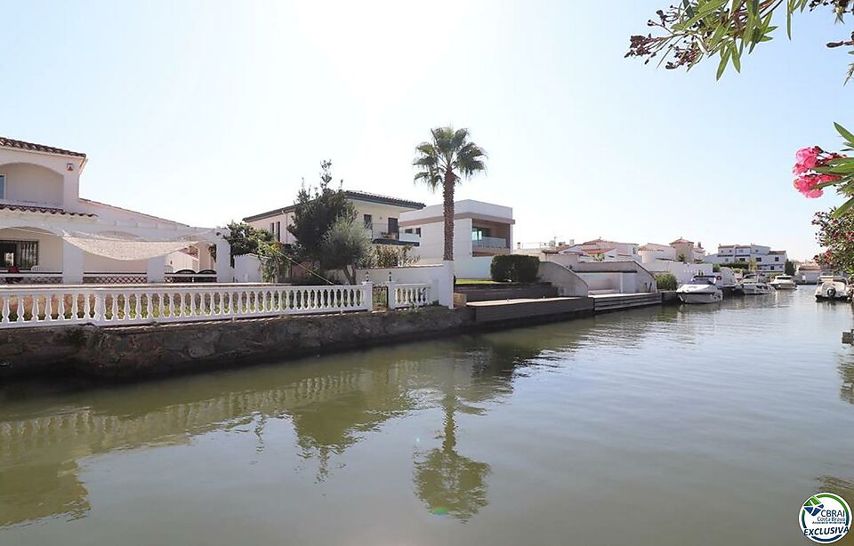 Amplia Villa al canal con amarre de 12 m, con apartamento invitados