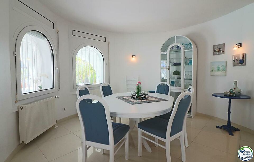 Spacious Villa on the canal with 12 m mooring, with guest flat