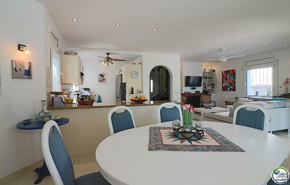 Spacious Villa on the canal with 12 m mooring, with guest flat
